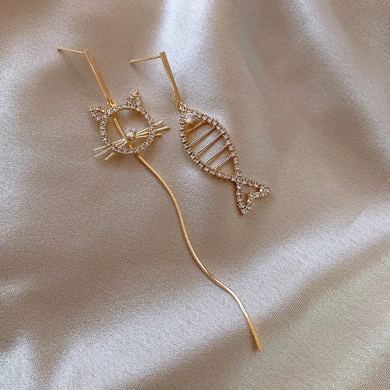 Женские асимметричные серьги-гвоздики с цирконом кошачьи и рыбные кости цвета