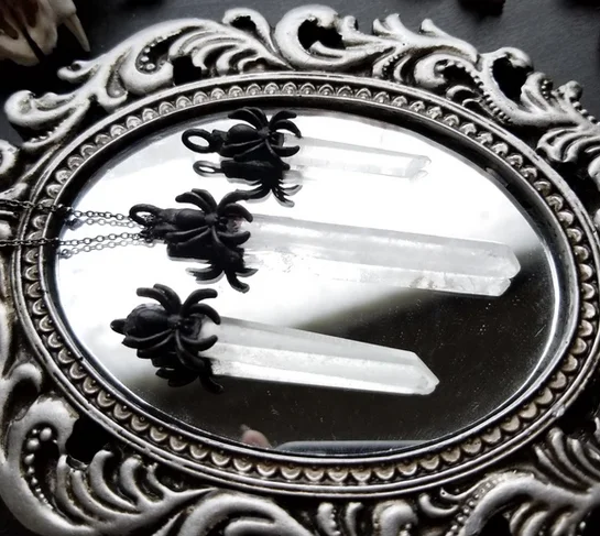 Кварцевое ожерелье с пауком-черная