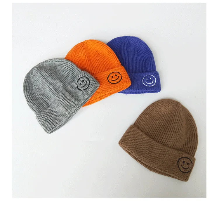 Вязаная шапка с вышивкой и изображением смайлика ярких цветов для родителей