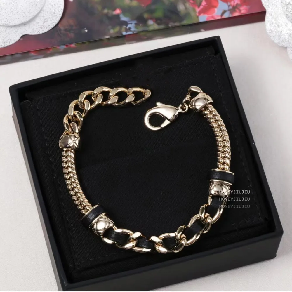 

2021 New Famous Brand Top High Quality Black Sheepskin Necklace Bracelets Set Women Luxury Jewelry Designer Runway Party Trend