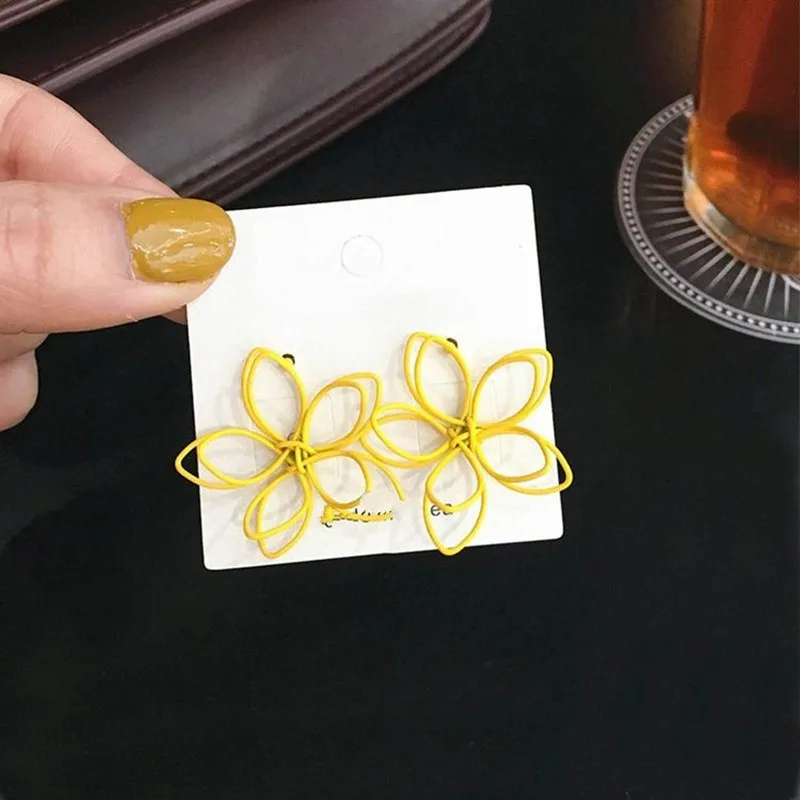 

Женские серьги-гвоздики с трехмерным цветком, желтая металлическая линия, корейский стиль, подарочные украшения, 2019