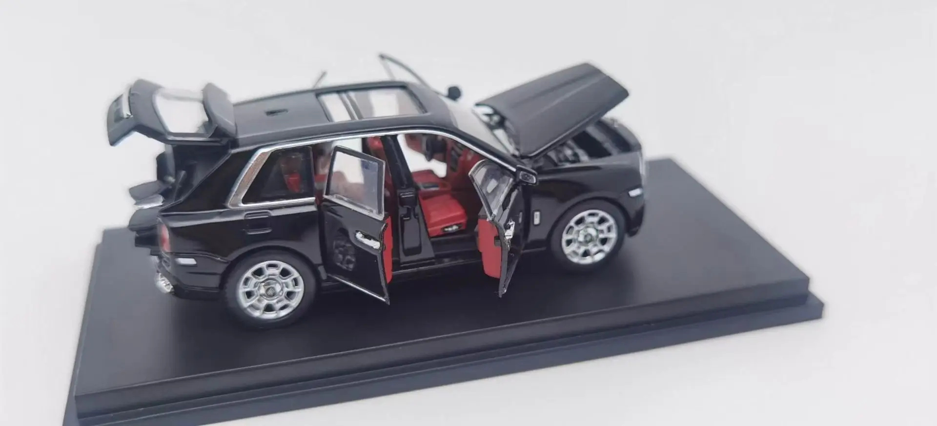 Внедорожник Rolls Royce Curinan масштаб 1/64 литая модель автомобиля 6 дверей открывается в