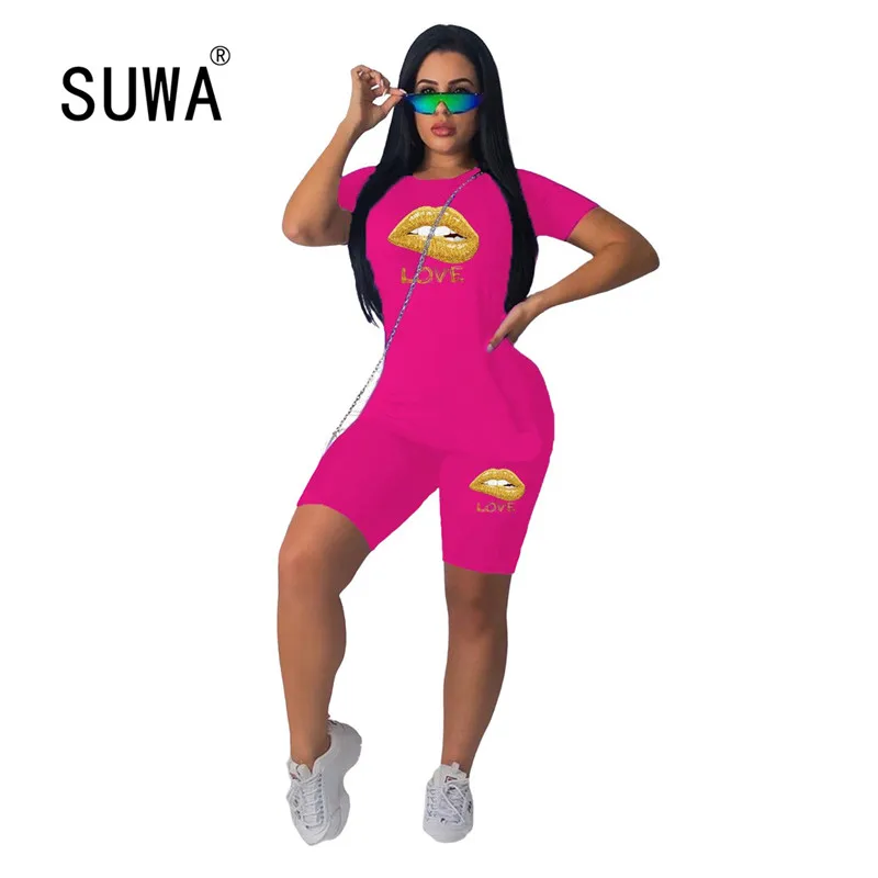 

Женская хлопковая футболка с коротким рукавом и облегающие велосипедные шорты с высокой талией