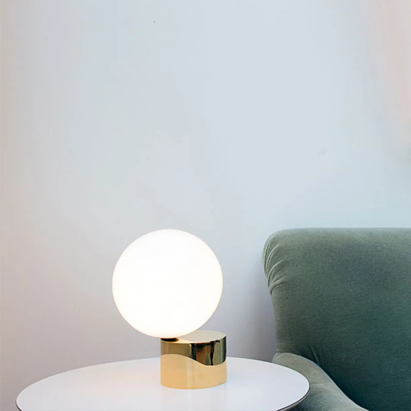 Маленькая декоративная настольная лампа из железного стекла в скандинавском