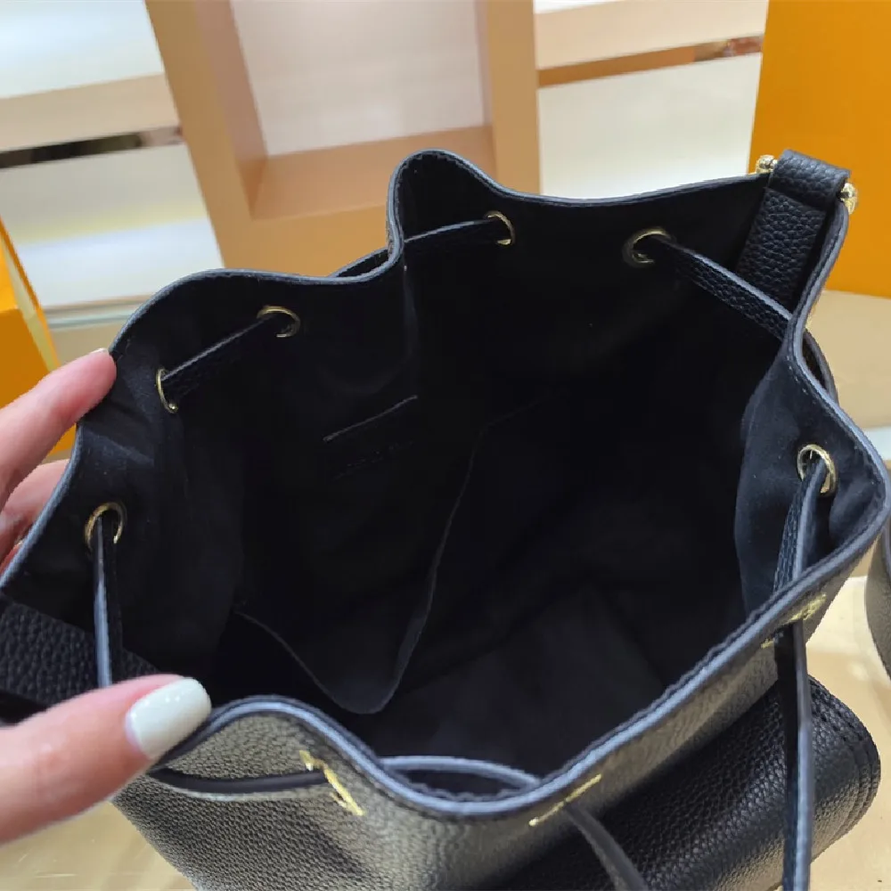 

2021 drawstring leather matte grained one-shoulder crossbody bag