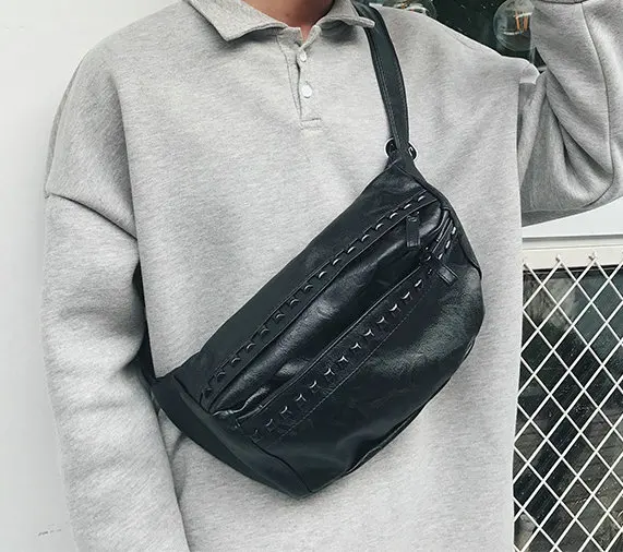 Одноцветная кожаная поясная сумка с заклепками Мужская маленькая на застежке