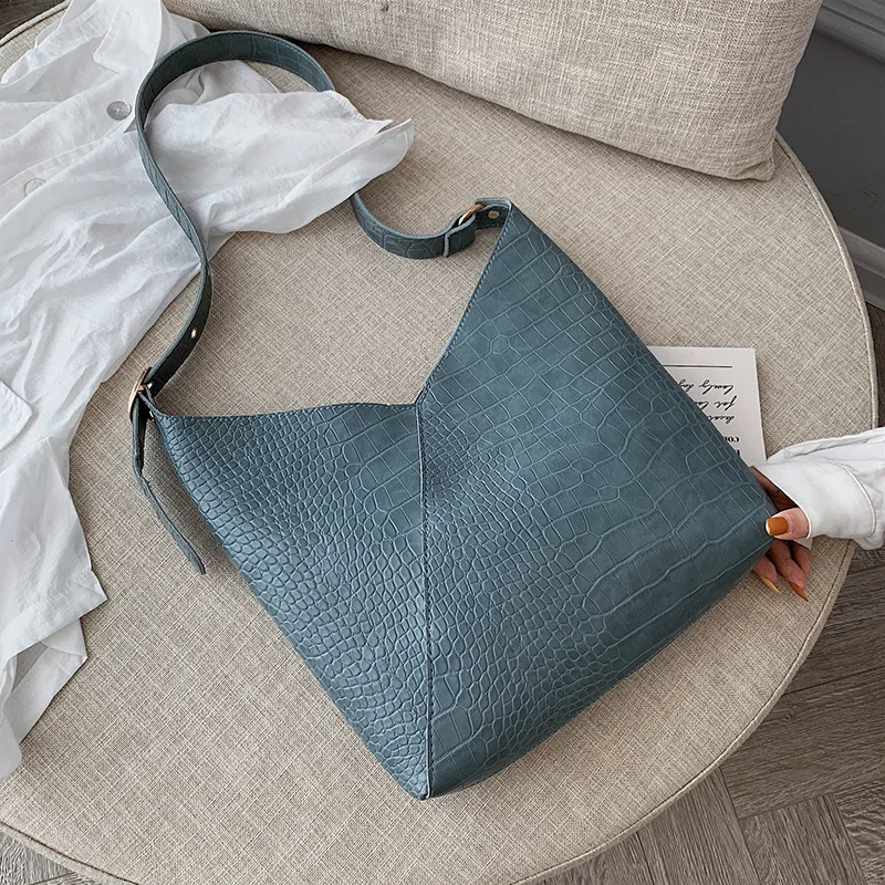 Вместительные сумки через плечо из искусственной кожи с крокодиловым узором для