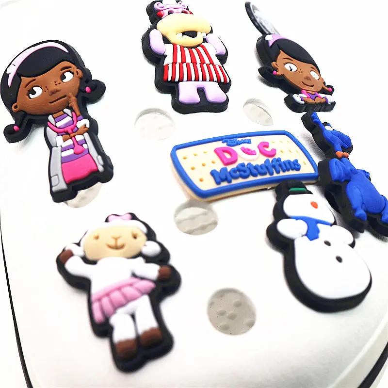 7 шт. в комплекте, ПВХ, обувь, очаровательные, Мультяшные, Doc Mcstuffins, садовая обувь с пряжкой, украшение для Крока, браслет, jibz, детская вечеринка, X-mas, подарки