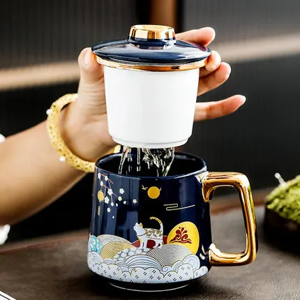 

440ml Creative Ceramic Office Teacup Mug Chinese Tea Water Separation Filtering Teacup Couple Gold Cat Scented Tea Mug Drinkware