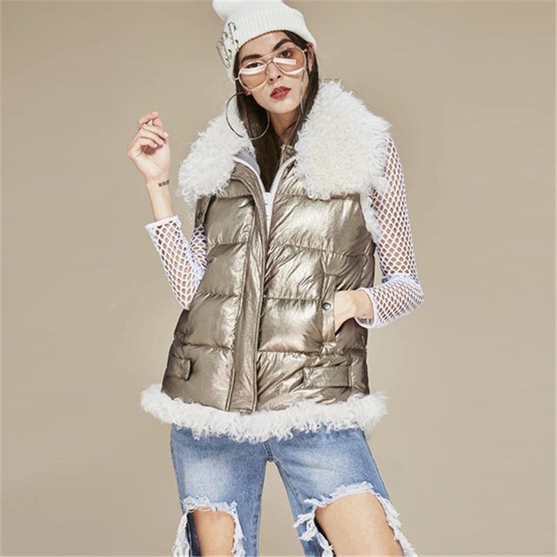 Женский жилет на белом утином пуху с воротником из натуральной шерсти ягненка