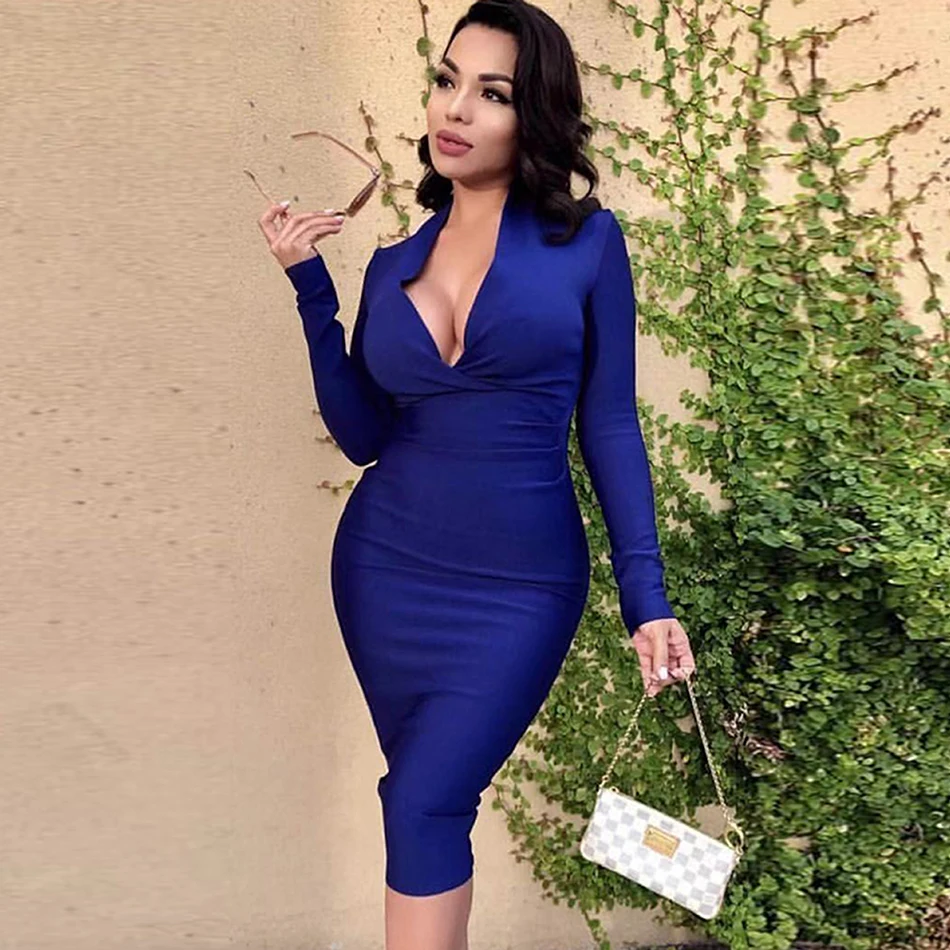 Женское облегающее платье с длинным рукавом и глубоким v-образным вырезом