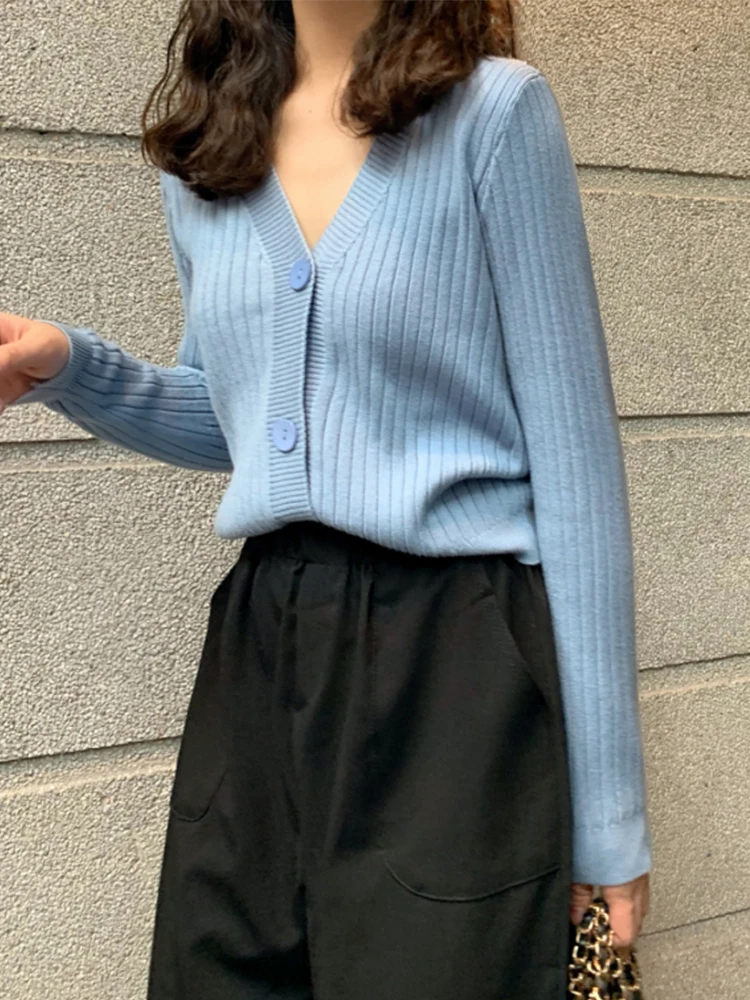 Женский короткий свитер кардиган черно белый с v образным вырезом однобортный