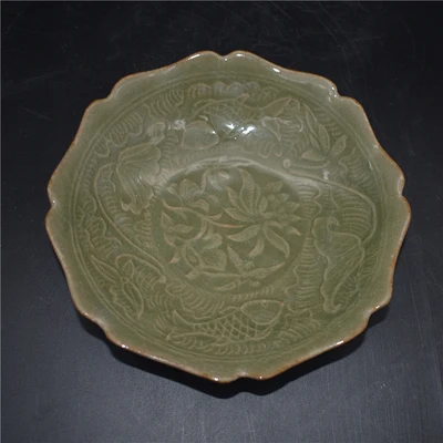 

Yaozhou Kiln of Song Dynasty carved fish pattern celadon plate home decoration ornaments