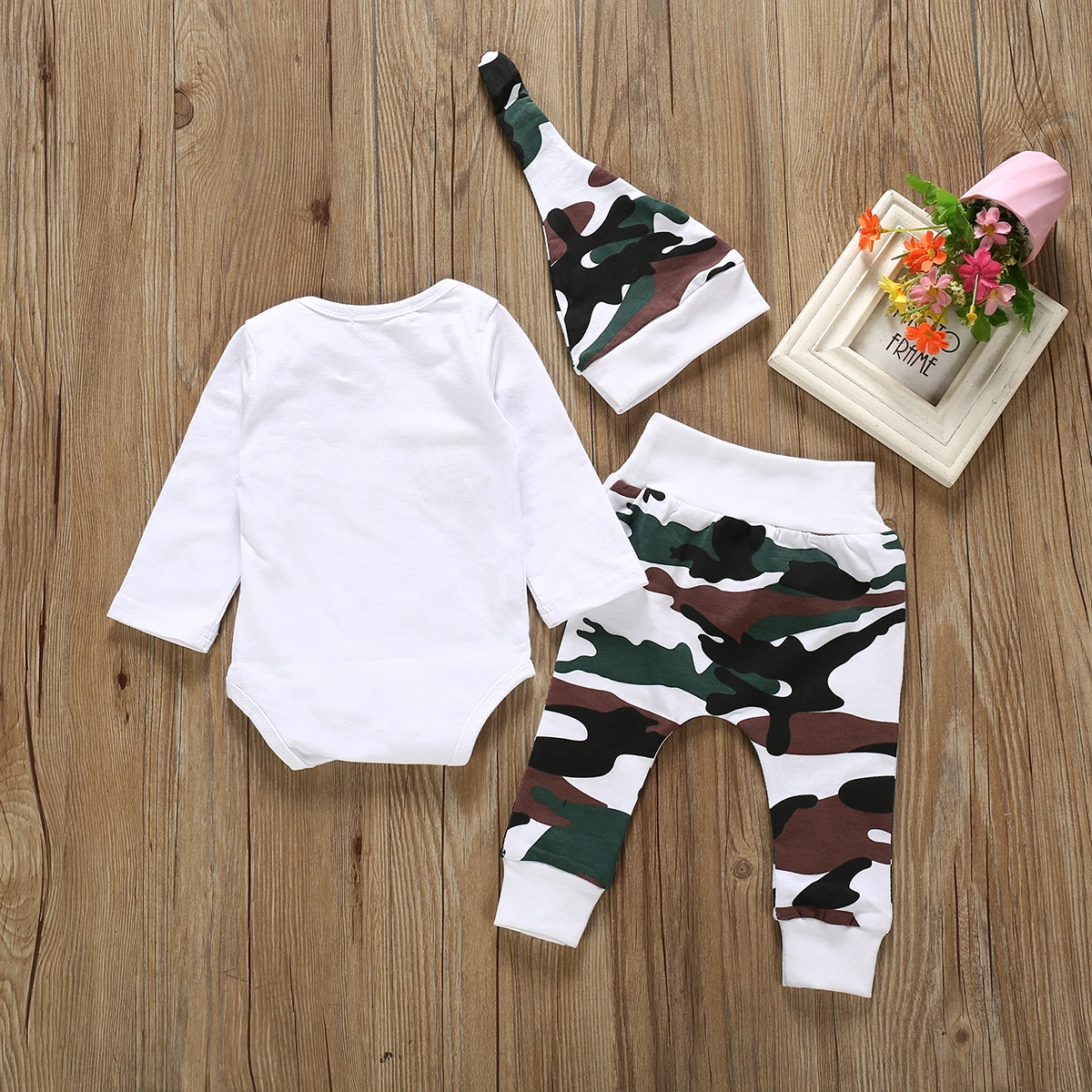 Боди с длинными рукавами и надписью олень камуфляжные штаны шапка хлопковая