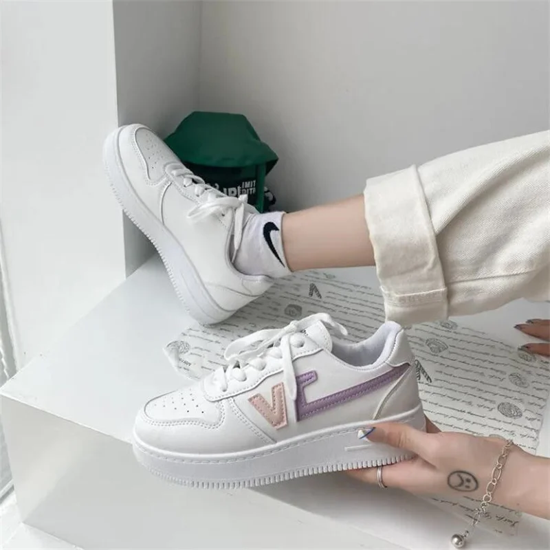 Женские кроссовки из ПУ кожи розовые на плоской вулканизированной подошве