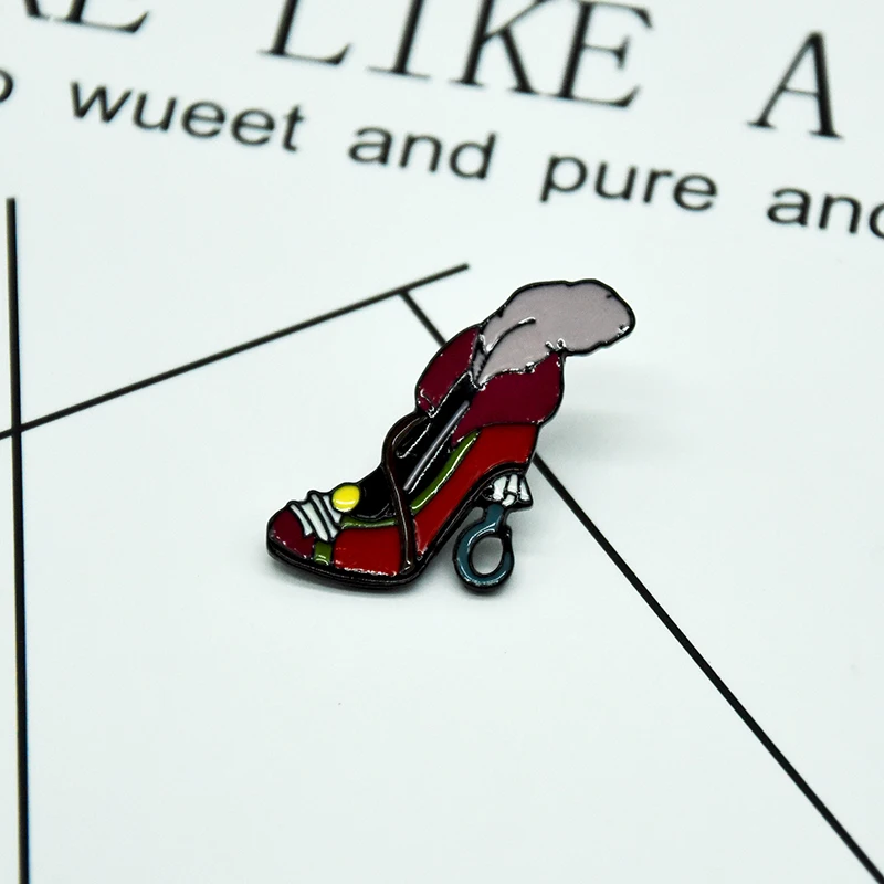 Брошь на высоком каблуке с эмалью и перьями | Украшения аксессуары