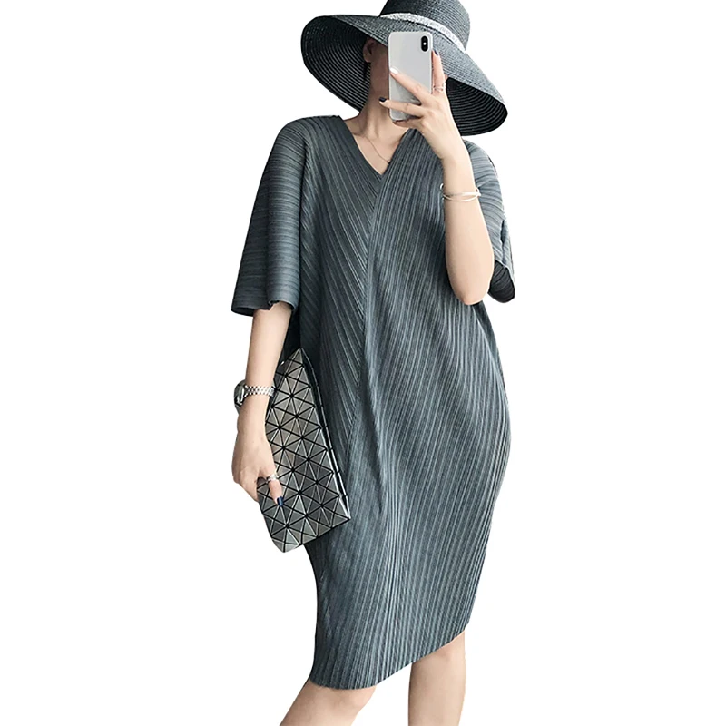 

Pleated Dress V-neck Wrinkles Ladies Long Pleated Chiffon Dress Large Size Loose Women's Pleated Dress Fashion Trend