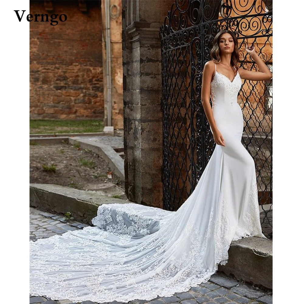 Платье свадебное с кружевной аппликацией длинным шлейфом и низкой спиной |