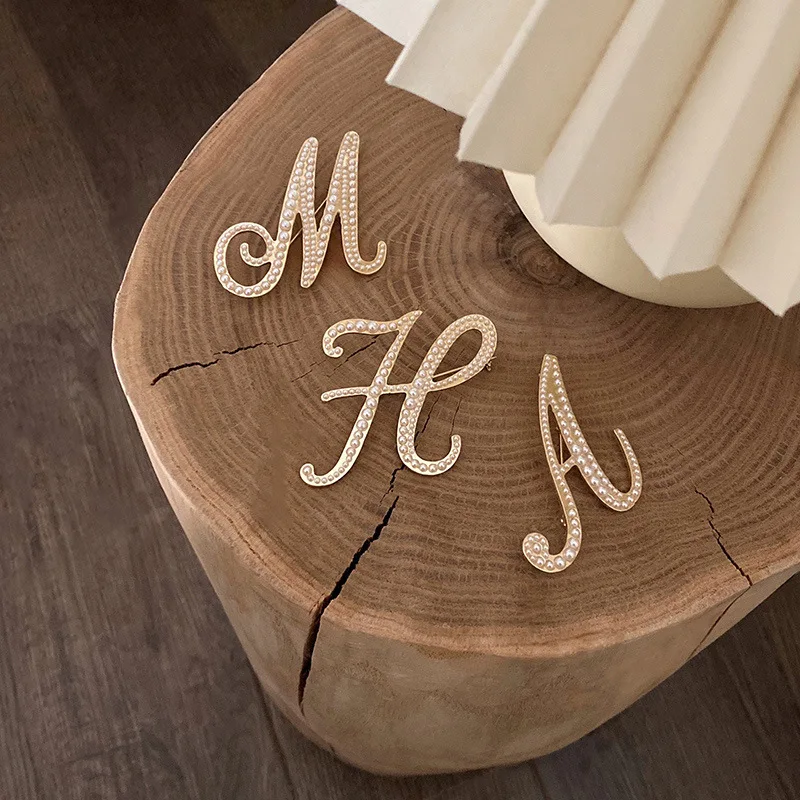 

Korea Fashion Vintage Pearl Letter Brooches Pins Metal Gold Color Women Sweater Suit Brooch Party Jewelry Metal Accessories