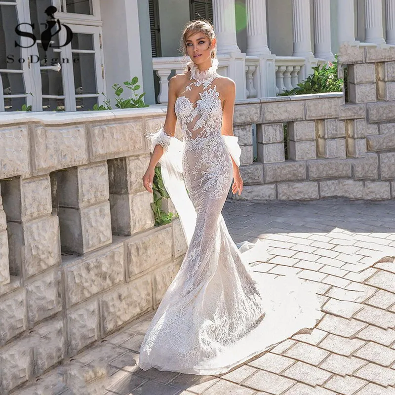 Женское свадебное платье с юбкой годе высоким воротом и открытой