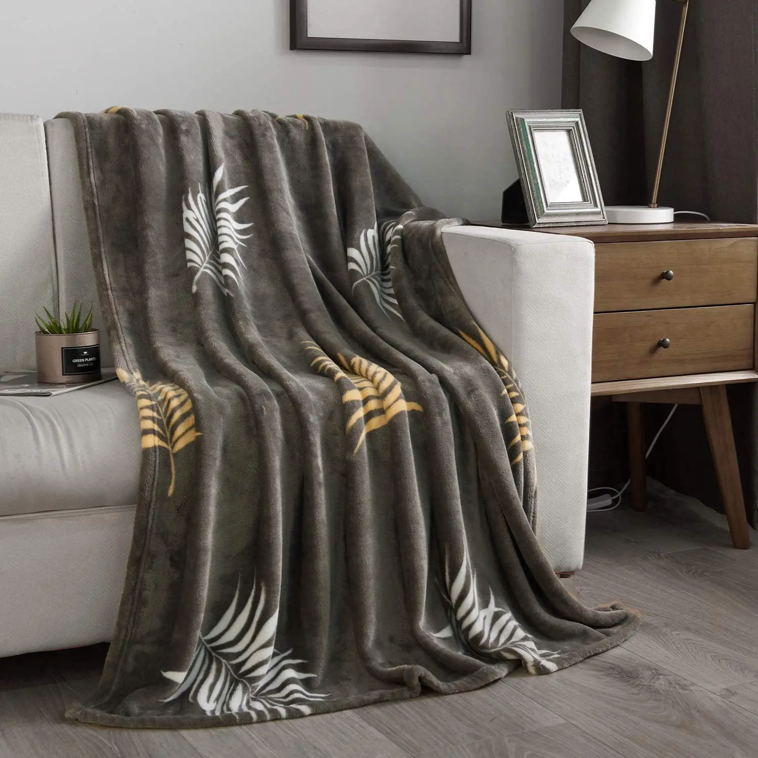 

Flannel Fleece Blanket Throw Soft Warm Fluffy Plush Blanket Lightweight Microfiber Blankets for Bed Couch Chair Living Room