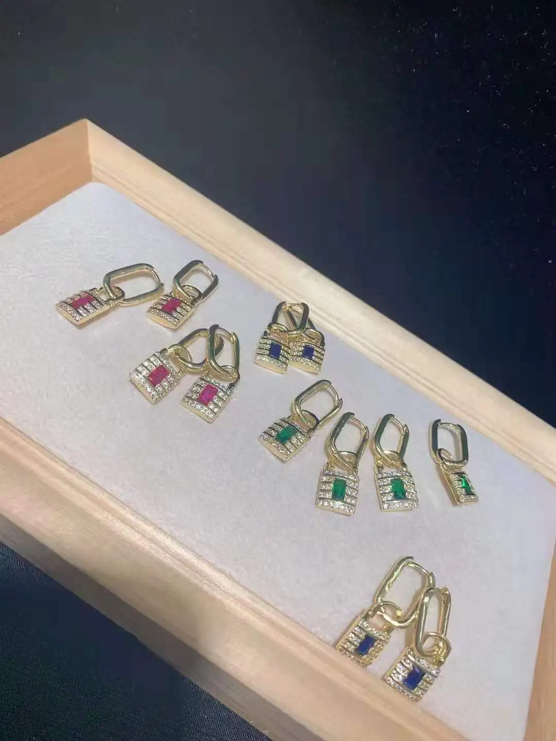 

2 пары/Лот женские высококачественные серьги в новом стиле со сконцентрированным замком золотого цвета Очаровательные золотые цветные сер...