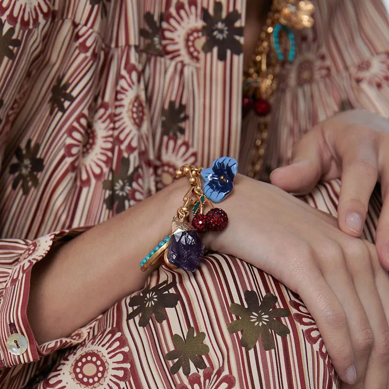 Женский браслет с подвеской в виде вишни из полимерных цветов и ракушек