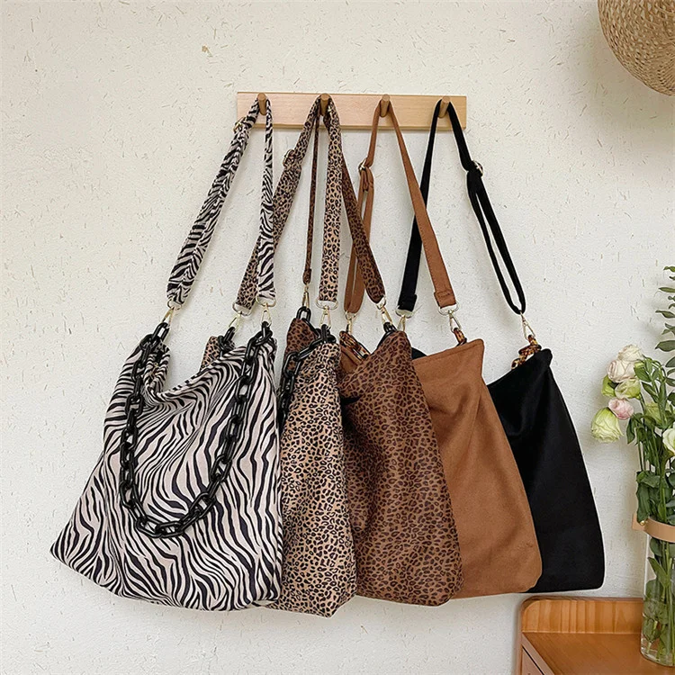 

Classic Convenient Female Spring And Fashion Large Capacity Tote Bag Personality Trend Single Shoulder Chain Messenger Bag