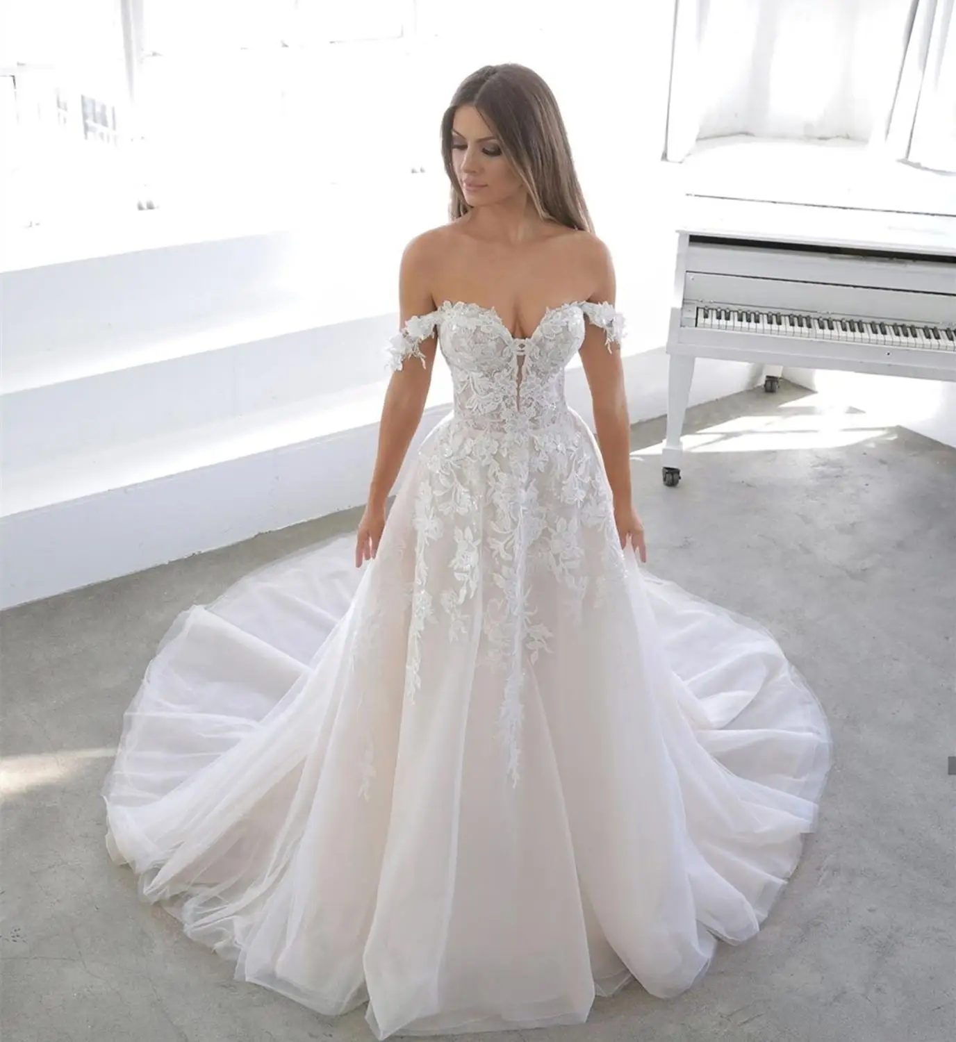 

Женское свадебное платье со шлейфом, кружевное платье из тюля с аппликацией и открытыми плечами, трапециевидного силуэта, 2021