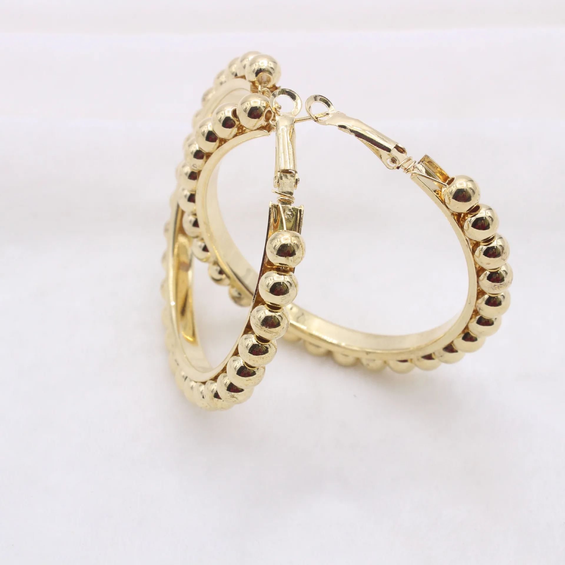 Женские серьги-кольца с круглыми бусинами большие размеры 57 мм | Украшения и