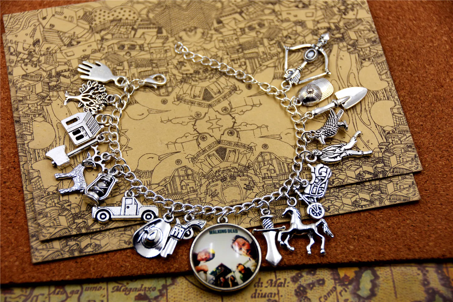 Шарм-браслет из сериала Убить Зомби лук и стрелы лопата грузовик пистолет Нож