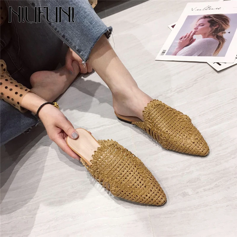 

NIUFUNI New Style Women Slippers Rattan Knit Casual Sandals Indoor Floor Shoes Home Mules Pointed Toe Flat Shoes Woman 2020