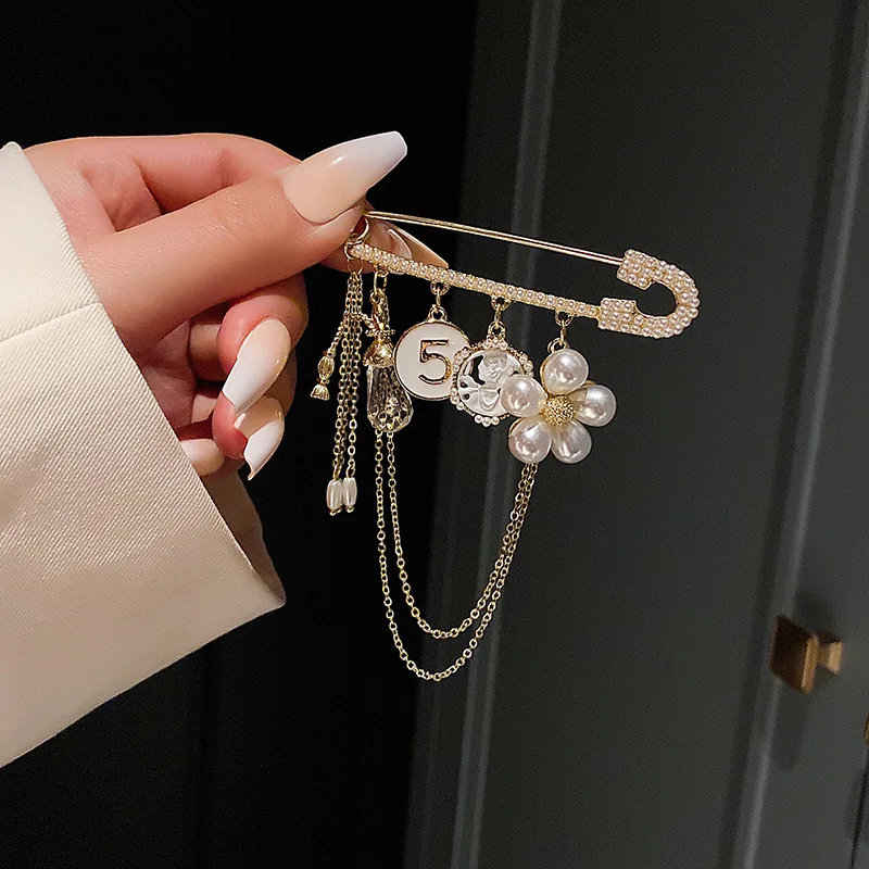 

Luxury Fashion Pearl Flower CC Brooches for Women's clothing Number 5 Brooch Gift for Girl Friend Accessories For Jewelry