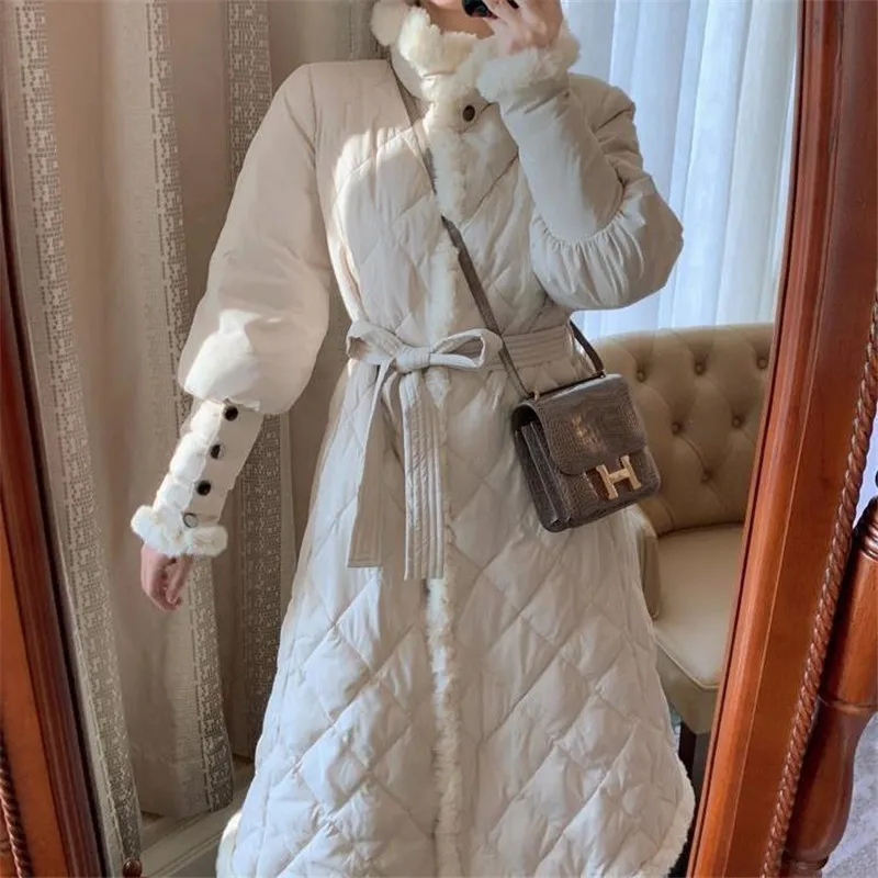 

Женское зимнее пальто с ромбовидным узором и поясом