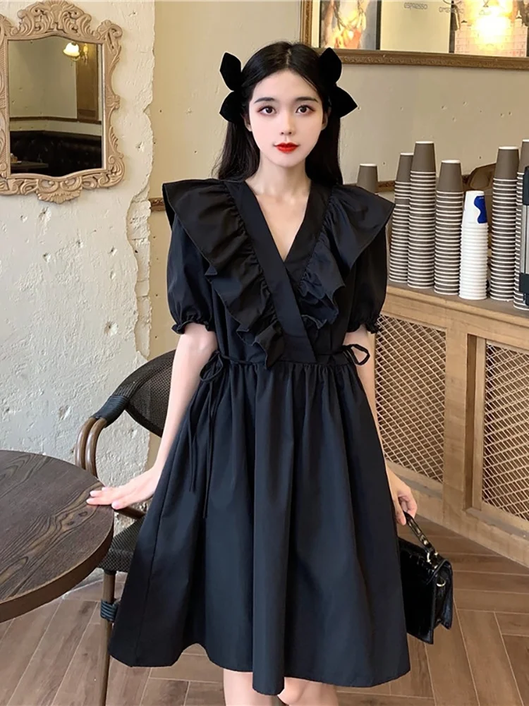 Женское платье с V образным вырезом приталенное во французском стиле короткими