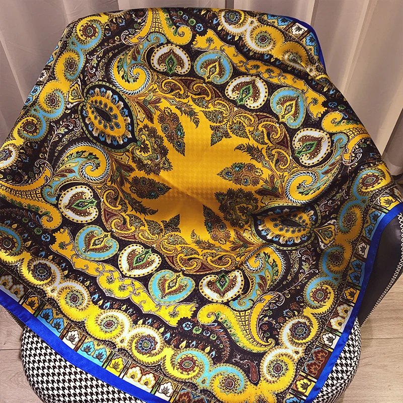 Платок Шелковый атласный 90x90 см с принтом |