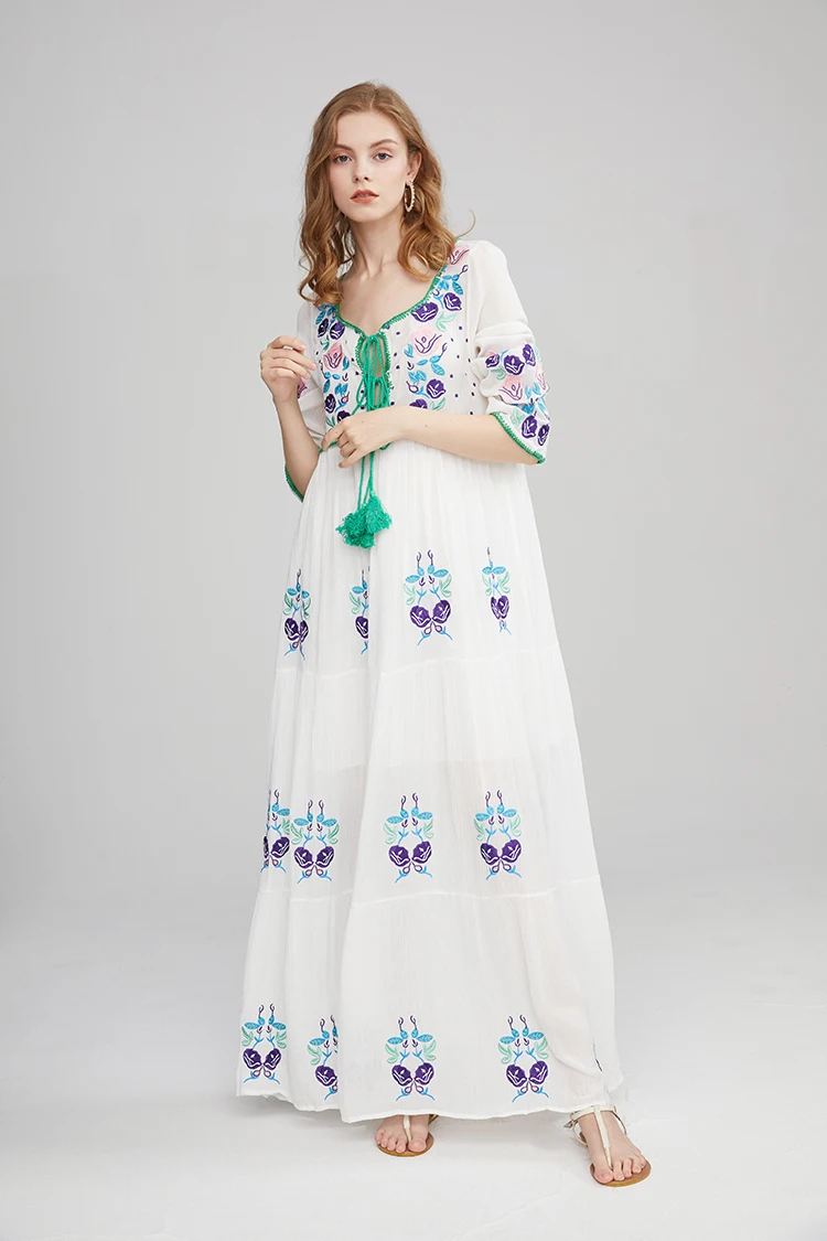 Модное красивое белое длинное платье с поясом украшенное цветочной вышивкой 2019