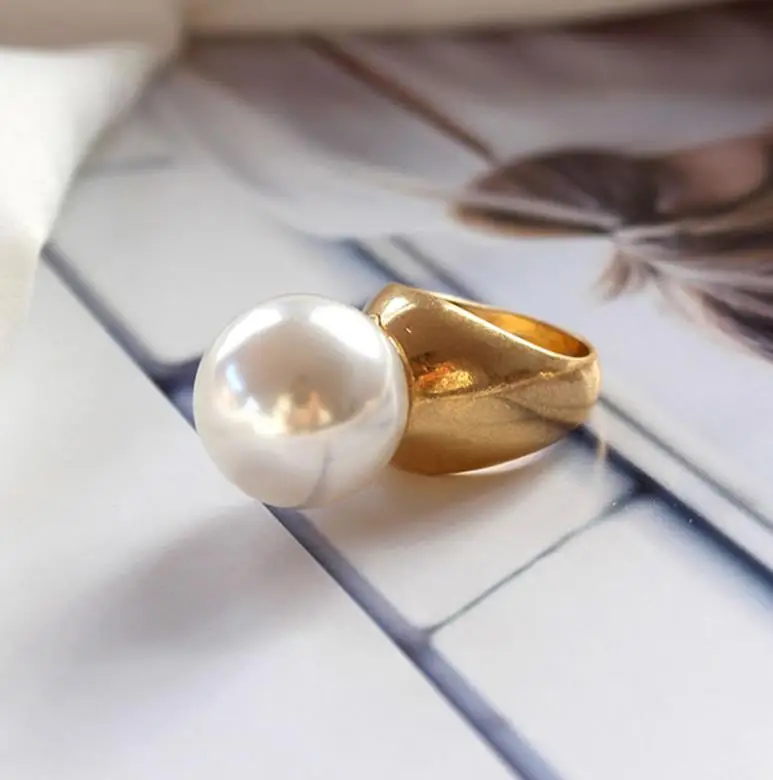 

HUANZHI 2019 Baroque Round Imitation Pearl Vintage Geometric Personality Gold Metallic Rings for Women Girls Tourism Gifts Party