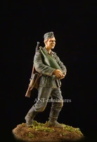 135 resin white model world war ii resin soldier holding a bottle to celebrate the model requires manual coloring of the model