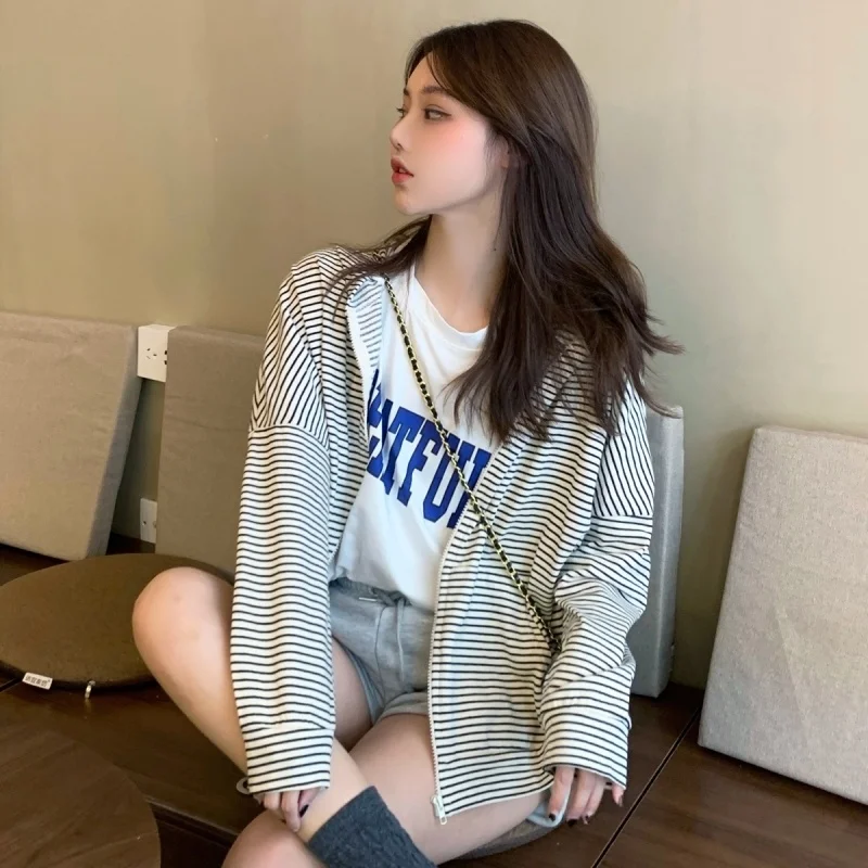

Женский тонкий свитер с капюшоном, кардиган в полоску на молнии
