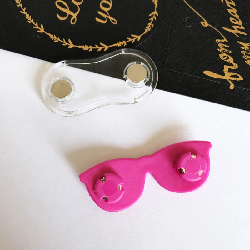 

Magnetic Eyeglass Holder Sunglass Glasses Reader Rest Hook Sunglasses Hang Clip 1XCA