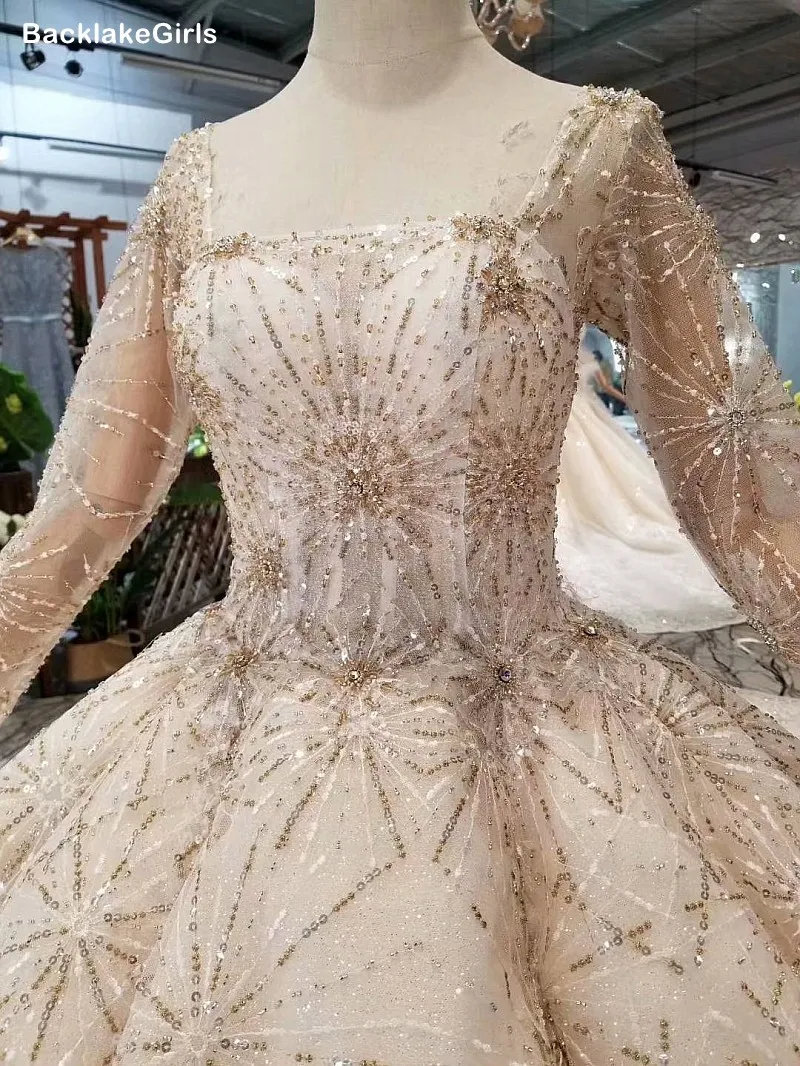 Свадебное платье с блестками круглым вырезом и длинным рукавом украшенное