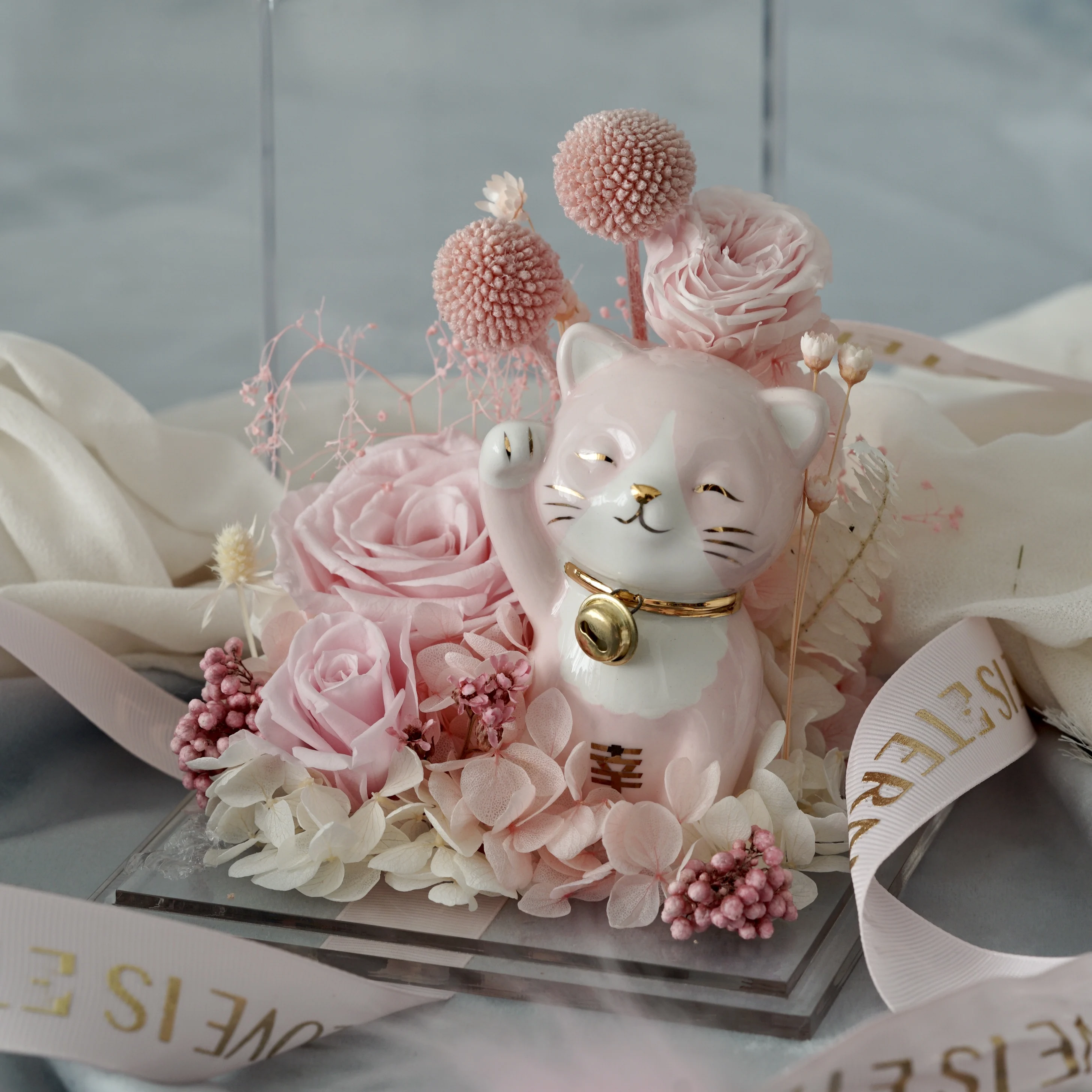 Счастливая кошка сохраняющая цветок розы бессмертный стеклянная коробка