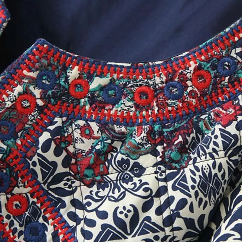 Женская приталенная куртка с вышивкой синяя белая круглым вырезом и длинными