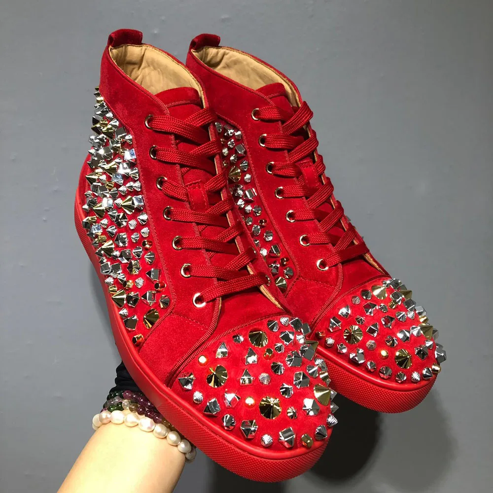 

Высокие красные бархатные кожаные туфли с заклепками особой формы с красной подошвой для мужчин повседневные лоферы на плоской подошве жен...