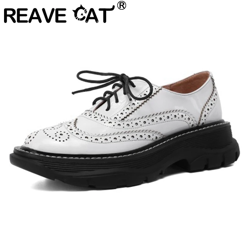 

Женские лакированные туфли-лодочки REAVE CAT, новые летние туфли-лодочки с круглым носком на каблуке 5 см, броги на толстой подошве со шнуровкой, ...