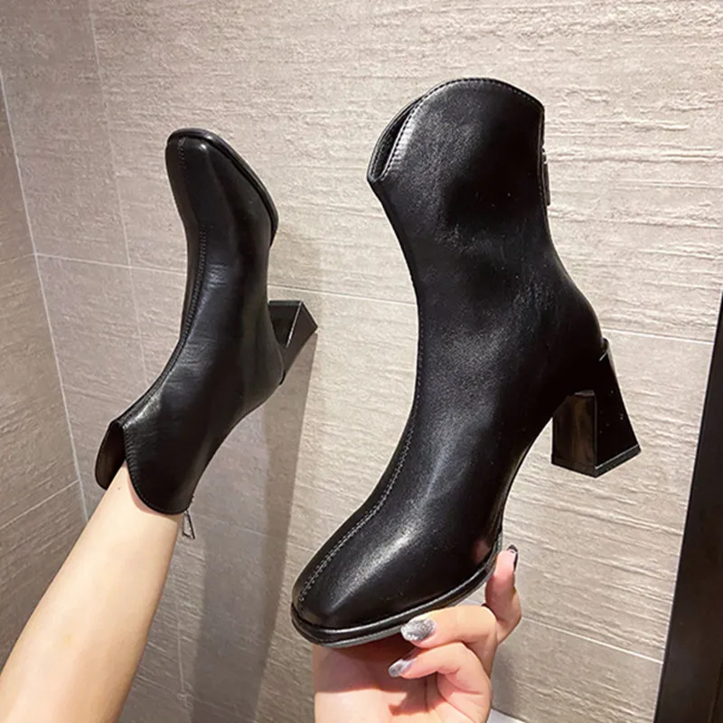 

Женские короткие ботинки, новинка 2021, осенняя теплая Повседневная обувь, модные женские современные ботинки на молнии, обувь на каблуке, чер...