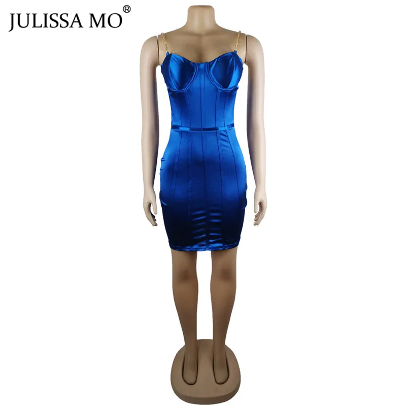 Женское атласное мини платье JULISSA MO с металлической цепочкой на тонких