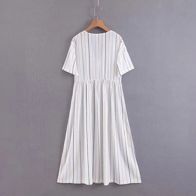Женское льняное платье средней длины белое винтажное в полоску с v-образным