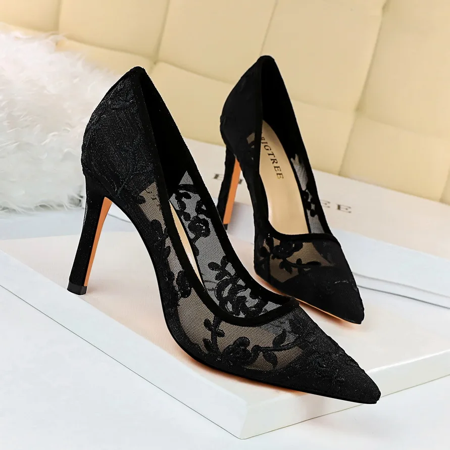 

Nice Classics Flower Lace Wedding Shoes Fashion Cut-Outs Women Pumps Pointed Toe High Heels Shoes Women Shallow Party Shoes